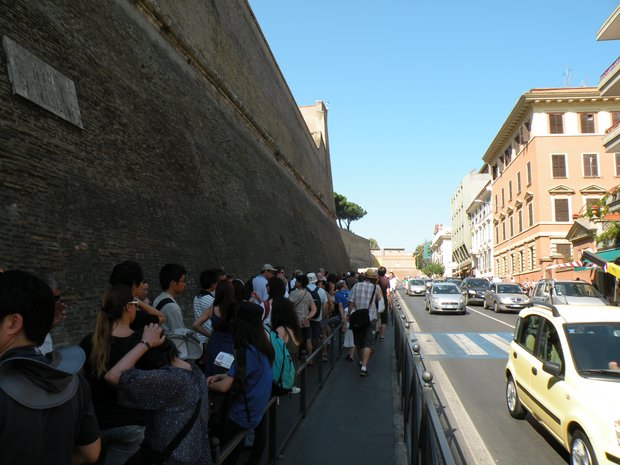  file d'attente pour pénétrer dans les musées du Vatican
